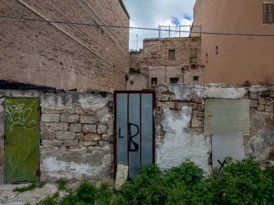 Gli abusivi sarebbero alcuni rom che occupano un piccolo cortile: quest�ultimo � nascosto da un muretto segnato da due porticine in ferro
